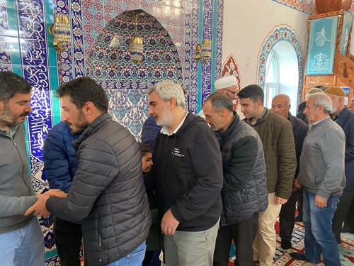  İlçemiz Kaymakamı Ömer SAYGILI, Bayram namazı sonrası vatandaşlar ile bayramlaştı.